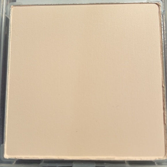 Mary Kay Ivory 1 Sheer Mineral Pressed Powder - Picture 2 of 2